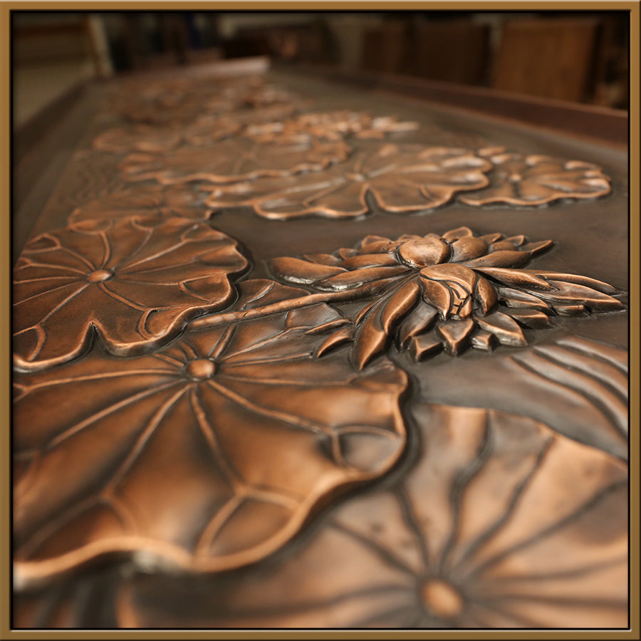 Vase chinois traditionnel vintage en cuivre représentant un lotus endormi
